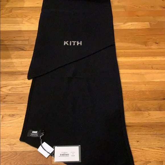 - BRAND NEW SCARF